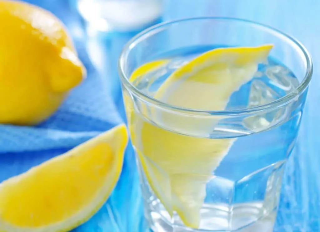 preparar agua con limón
